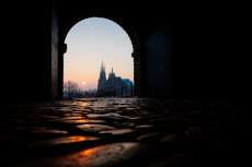 Lever de soleil sur la cathédrale et l'église Saint-Sévère, vu depuis l'entrée de la citadelle, © Stadtverwaltung Erfurt / Steve Bauerschmidt