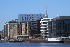 Moderne Uferfront im Berliner Osthafen