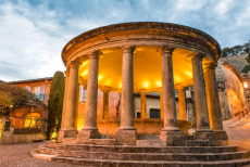Die Place du Mail von Grignan am Abend