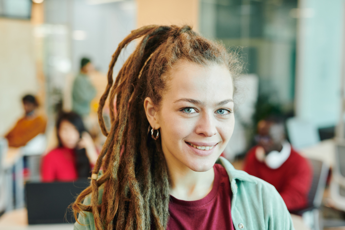 Jeune Barbier Afro-américain Et Dreadlocks, Avec Masque De