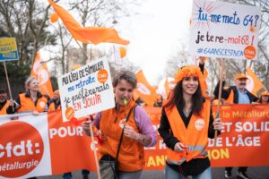 Streikende des CFDT, des größtem Gewerkschaftsbunds Frankreichs, fordern den Rückzug der Rentenreform. Foto: Samuel Boivin/IMAGO