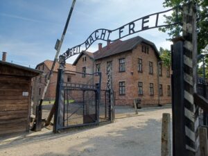 Das Lagertor des Konzentrationslagers Auschwitz (Copyright: Landry Charrier)