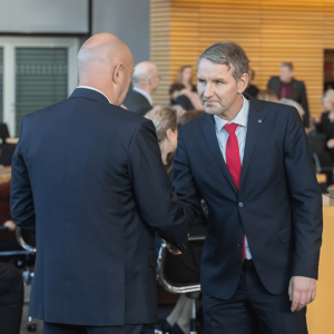 Björn Höcke félicite Thomas Kemmerich après son élection au poste de Ministre-président, 07.02.2020 © Wikimedia Commons