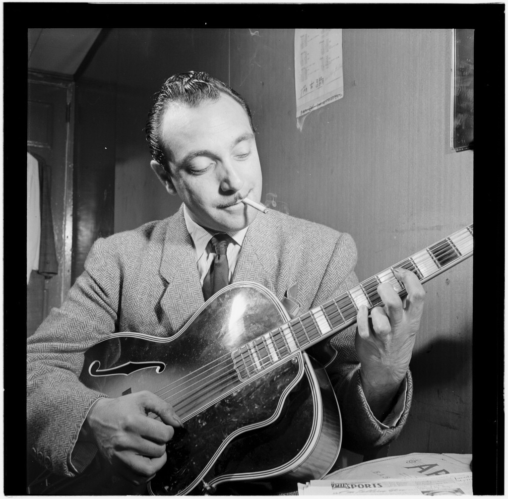 Der Gitarrist Django Reinhardt, für den Norbert Glanzberg in Paris als Pianist tätig war, New York, ca. November 1946 (Copyright: Wikimedia Commons)