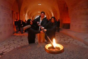 Schüler entzünden Flamme im Beinhaus, November 2023 (Copyright Stefan Raetz)