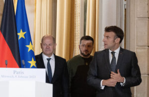 W. Selenskyj, O. Scholz und E. Macron in Paris, 8. Februar 2023 (Copyright: Imago)
