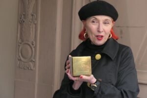 Yvet Anna avec le pavé de sa tante, Anna Schwartz, Paris (Copyright: Stolpersteine en France)