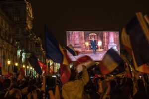 Atmosphäre im Innenhof des Louvre am 7. Mai 2017 (Copyright: Alamy)