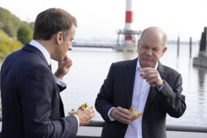 Olaf Scholz und Emmanuel Macron in Hamburg, 10. Oktober 2023 (Copyright: Imago)