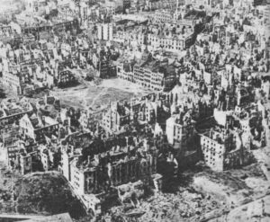 Vue aérienne de Varsovie en janvier 1945 (Copyright : Wikimedi Commons)