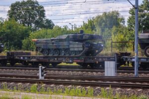 Un Leopard 2 en cours d'acheminement vers l'Ukraine, juillet 2022 (Copyright : Depositphotos)