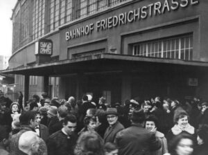 La gare de Friedrichstrasse en 1964 (Copyright : Wikimedia Commons)