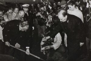 Helmut Kohl und François Mitterrand in Verdun (Copyright: MEAE)