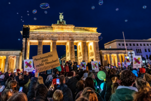 Manifestation contre l’AfD devant la porte de Brandebourg à Berlin en janvier 2025. La mobilisation illustre les tensions suscitées par la montée en puissance du parti, notamment auprès des jeunes électeurs