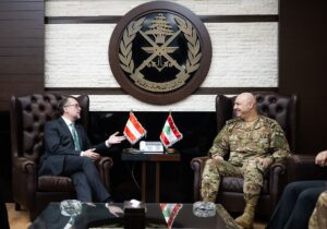 Der libanesische Generalstabschef Joseph Khalil Aoun im Gespräch mit dem österreichischen Außenminister Alexander Schallenberg, Beirut, 29. Februar (Copyright: Wikimedia Commons)