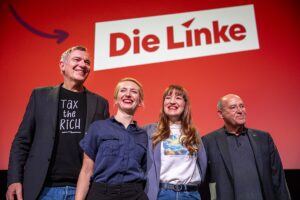 Von links nach rechts: Jan van Aken, Ines Schwerdtner, Heidi Reichinnek und Gregor Gysi, Berlin, 21. Februar 2025 (Copyright: Wikimedia Commons)
