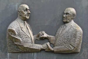 Denkmal in Erinnerung an den Élysée-Vertrag, Berlin, Tiergartenstraße (Copyright: Wikimedia Commons)