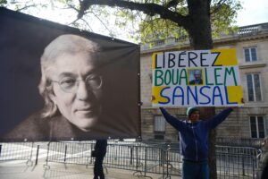 Kundgebung vor der Assemblée Nationale zur Unterstützung des algerisch-französischen Schriftstellers Boualem Sansal, Paris, März 2025 (Copyright: Alamy)