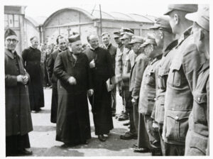 Msgr. Nuntius Roncalli und Franz Stock im Stacheldrahtseminar (Copyright: Franz-Stock-Komitee für Deutschland e.v.)
