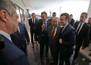 Emmanuel Macron mit dem algerischen Außenminister Ramtane Lamamra, Algier, 13. Februar 2017 (Copyright: Alamy)