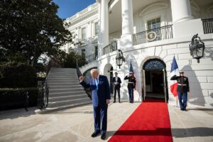 Donald Trump verabschiedet Emmanuel Macron, Washington, 24. Februar 2025 (Copyright: Wikimedia Commons)