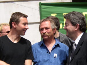 Olivier Besancenot, José Bové und Jean-Luc Mélenchon auf einer Kundgebung gegen die EU-Verfassung, Paris, 25. Mai 2025 (Copyright: Wikimedia Commons)