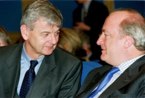 Joschka Fischer und Hubert Védrine beim Deutsch-französischen Forum, Palais du Luxembourg, 22. Oktober 1999 (Copyright: MEAE / F. de La Mure)