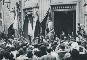 Winston Churchill quitte l’Université de Zurich, entouré d’étudiants, 19 septembre 1946 (Copyright: Wikimedia Commons)