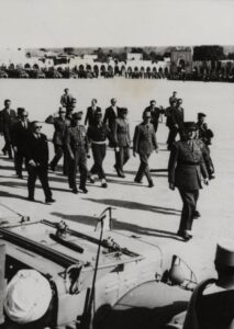 Le général de Gaulle en voyage au Sahara passe en revue les troupes de Colomb-Béchar, 18 mars 1957 (Copyright : MEAE/Échanges artistiques)