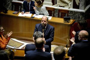 Justizminister Eric Dupont-Moretti bei der Parlamentsabstimmung über die Aufnahme der Abtreibung in die französische Verfassung, Paris, 30. Januar 2024 (Copyright: Alamy)