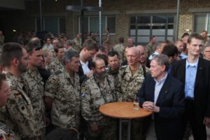 Horst Köhler en discussion avec des soldats de la Bundeswehr dans le camp de Marmal, Mazar-e-Sharif, Afghanistan, 22 mai 2010 (Copyright: Wikimedia Commons)