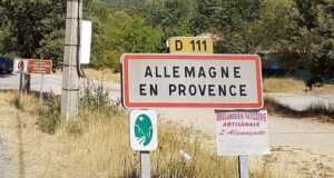 Entrée du village d’Allemagne-en-Provence (Copyright: Wikimedia Commons)