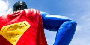Rückseite der größten Superman-Statue der Welt (Copyright: Wikimedia Commons)