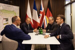 Friedrich Merz, Emmanuel Macron, Donald Tusk und Keir Starmer in Rzeszow (Polen), 10. Mai 2025 (Copyright: Wikimedia Commons)