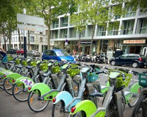 Eine Reihe von Vélib-Fahrrädern in Paris (Copyright: Wikimedia Commons)