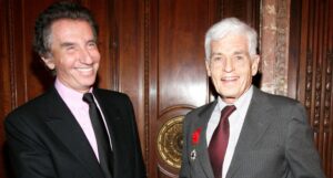 Remise de la Légion d'honneur à Robert Paxton par Jack Lang, New York, 2 avril 2009 (Copyright: Alamy)