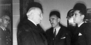 François Mitterrand est reçu en audience par le Maréchal Pétain, octobre 1942 (Copyright: Wikimedia Commons)