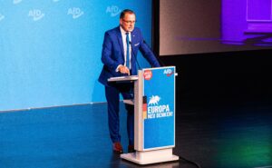 Tino Chrupalla, Ko-Vorsitzender der AfD-Bundestagsfraktion, während des Europawahlkampfs in Donaueschingen, 27. April 2024 (Copyright: Alamy)