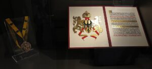 Medaille und Urkunde zum Karlspreis 1988 an François Mitterrand und Helmut Kohl im Aachener Stadtmuseum „Centre Charlemagne” (Copyright: Wikimedia Commons)