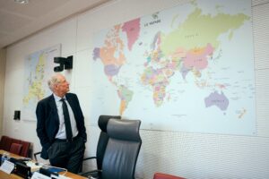 Dominique de Villepin während einer Sitzung des Ausschusses für Auswärtige Angelegenheiten zur internationalen Lage in der Nationalversammlung, Paris, 9. April 2025 (Copyright: Alamy)