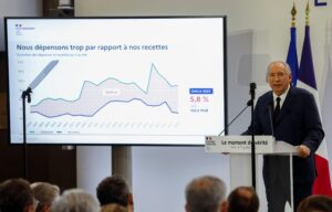 François Bayrou bei einer Ansprache über seinen Sparplan, Paris, 15. Juli 2025 (Copyright: Alamy)