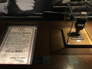 Plakataufruf und BBC-Mikrofon des Appells vom 18. Juni, Paris, Armeemuseum (Copyright: Wikimedia Commons)