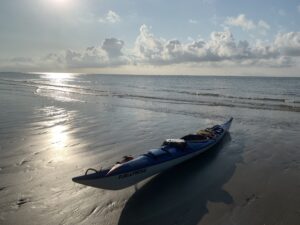 L’un des deux kayaks de nos auteurs sur l’île d’Amrum (Copyright : Imke & Leiv Erik Voigtländer)
