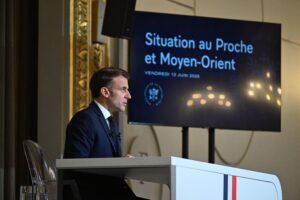 Emmanuel Macron auf einer Pressekonferenz zur Situation im Nahen Osten, Paris, 13. Juni 2025 (Copyright: Alamy)