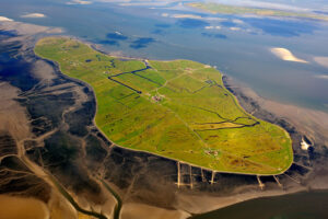 Vue aérienne : Hallig Hooge, mer des Wadden (Copyright : Alamy)