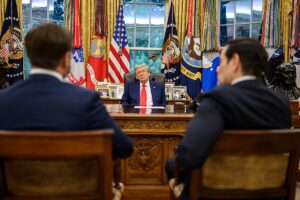 Donald Trump im Gespräch mit Marco Rubio und JD Vance vor einem Telefonat mit Wladimir Putin, Weißes Haus, 18. August 2025 (Copyright: Wikimedia Commons)
