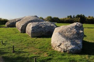 Der Grand Menhir brisé bei Locmariaquer (Copyright: Wikimedia Commons)