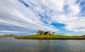 Kirchwarft sur Hallig Hooge (Copyright: Wikimedia Commons)
