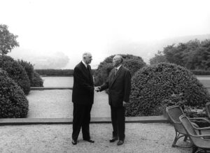 Konrad Adenauer et Charles de Gaulle dans le jardin de la résidence de l’ambassadeur de France à Bonn, château Ernich, 5 juillet 1963 (Copyright: Wikimedia Commons)