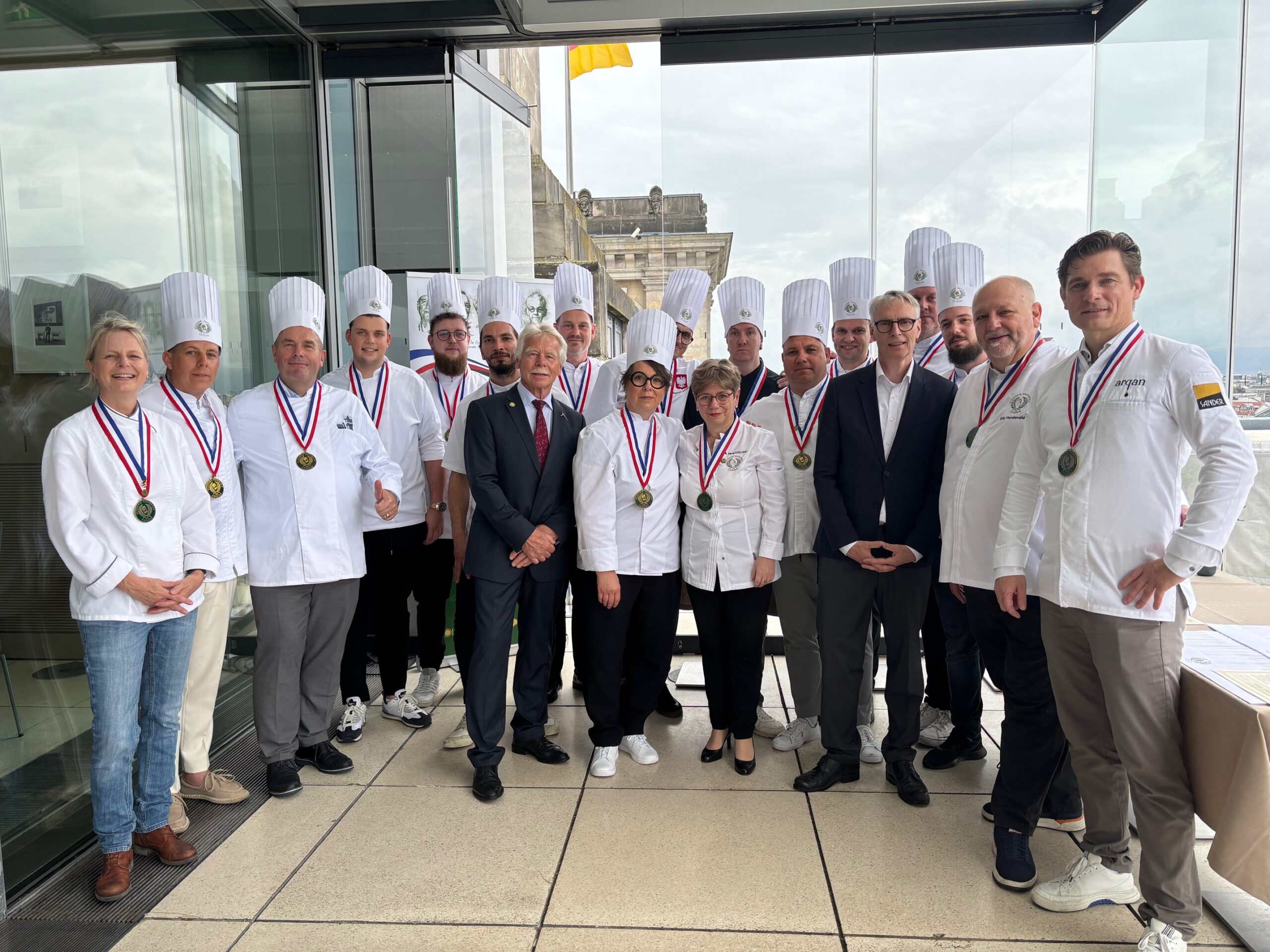 „Familienfoto“ der Inthronisierungsveranstaltung der ANC im „Käfer“, Berlin, 27. Juli 2025